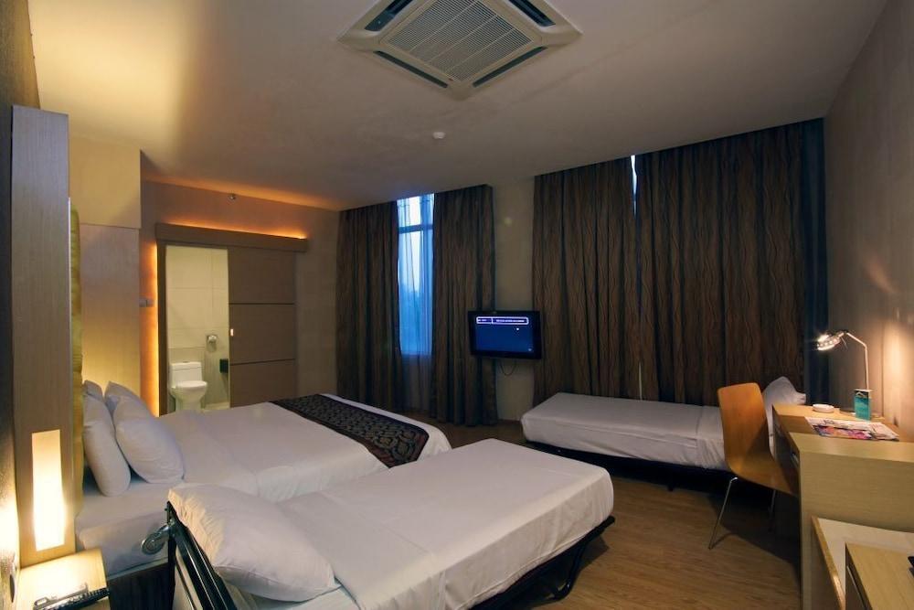 קוטה קינבלו Courtyard Hotel 1Borneo מראה חיצוני תמונה
