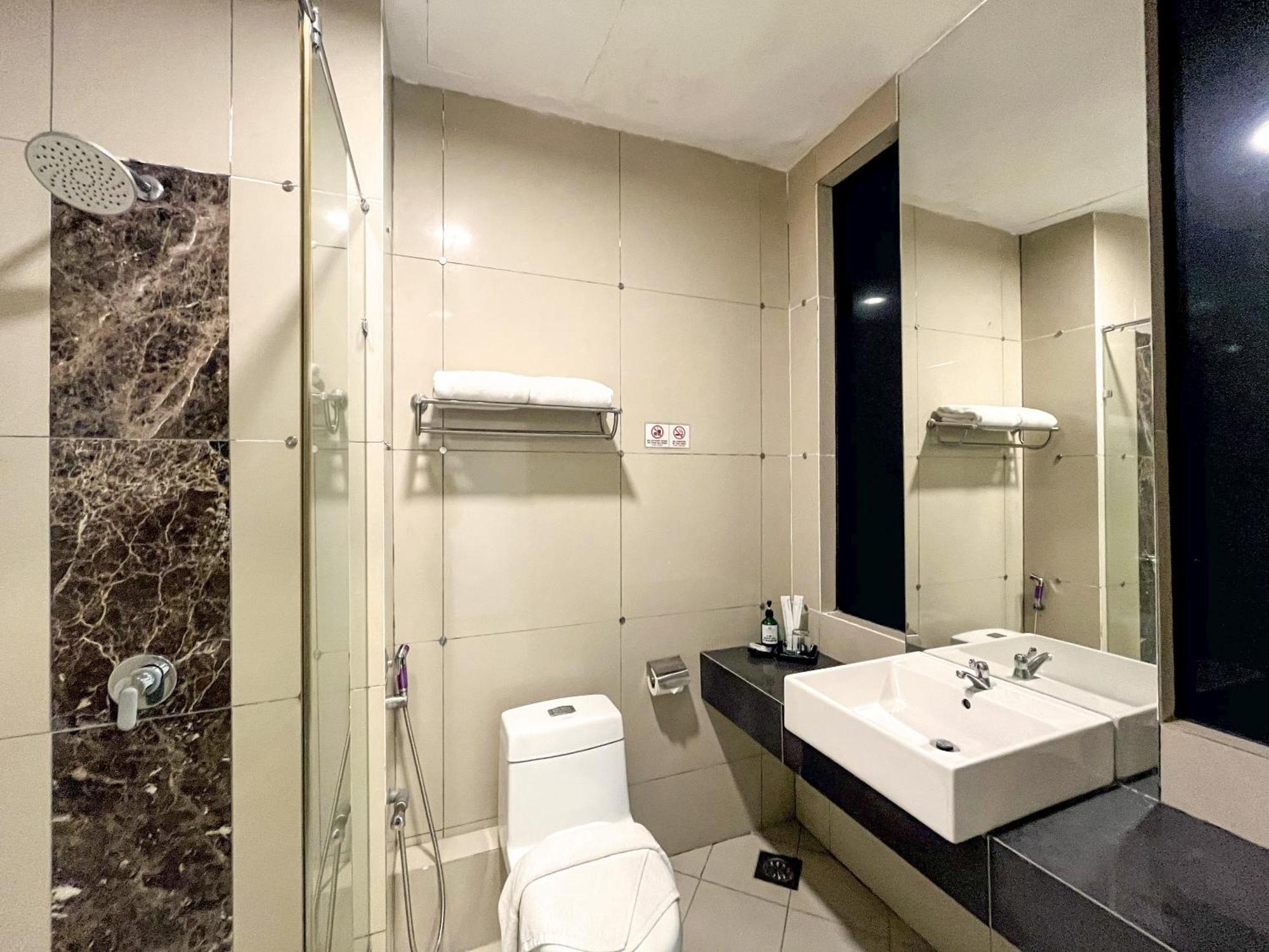 קוטה קינבלו Courtyard Hotel 1Borneo מראה חיצוני תמונה