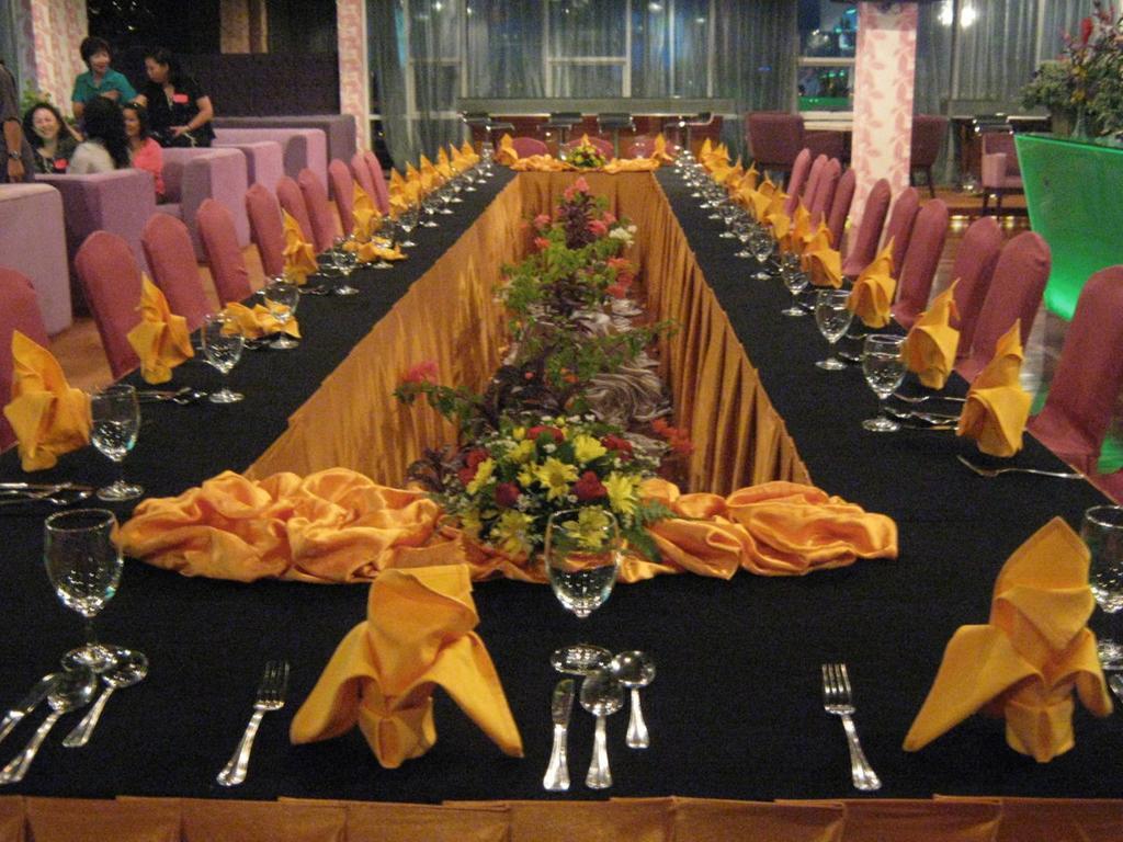 קוטה קינבלו Courtyard Hotel 1Borneo מראה חיצוני תמונה