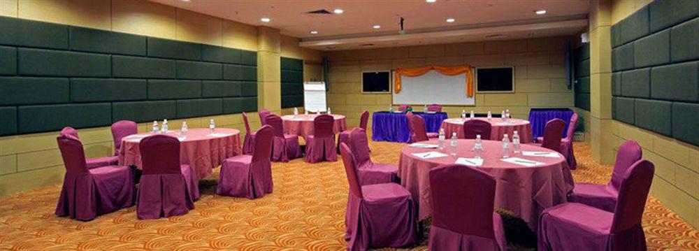 קוטה קינבלו Courtyard Hotel 1Borneo מראה חיצוני תמונה