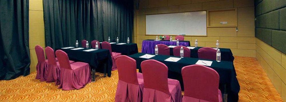 קוטה קינבלו Courtyard Hotel 1Borneo מראה חיצוני תמונה